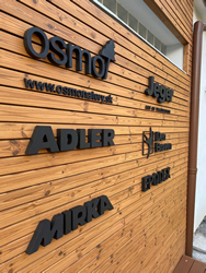 Frézované logá + stena