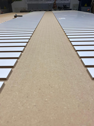 Stôl obrendovaný CNC laserovým gravírovaním